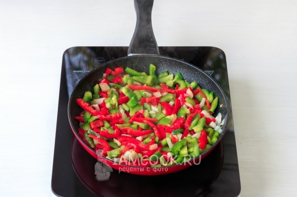 Friggere i peperoni con cipolle e aglio