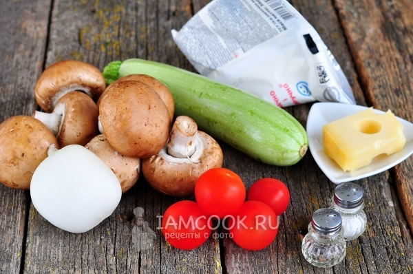Bahan untuk zucchini dengan jamur dipanggang di oven