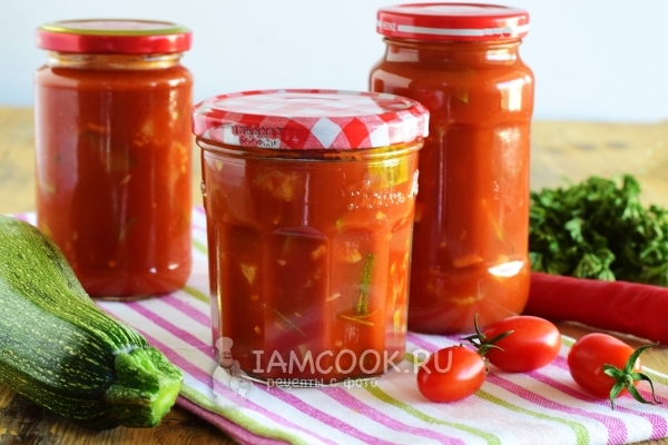 Foto von Zucchini im Tomatensaft für den Winter