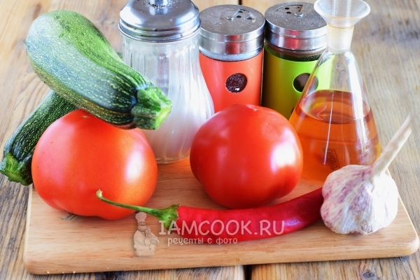 Ingredienser til zucchini i tomatjuice til vinteren