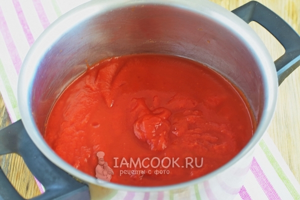 Bereite dicken Tomatensaft zu