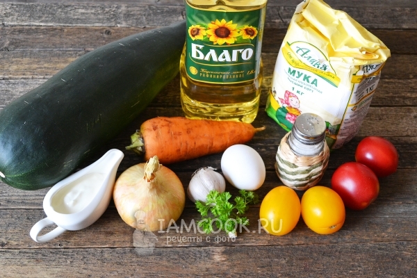 Ingredienser til squashkage med gulerødder og løg