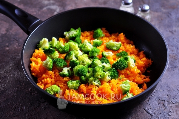 Sæt på stegepande ris med broccoli