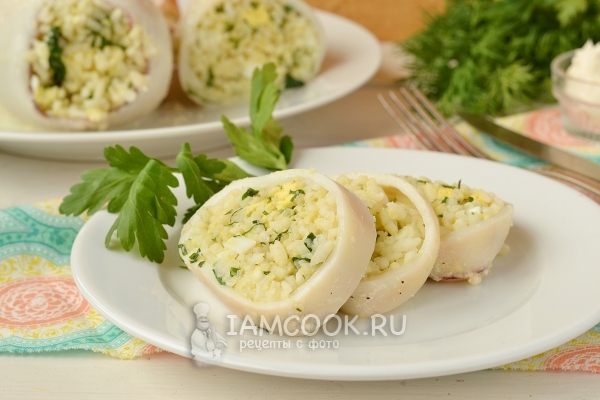 Φωτογραφία καλαμάρια γεμιστά με ρύζι και αυγό