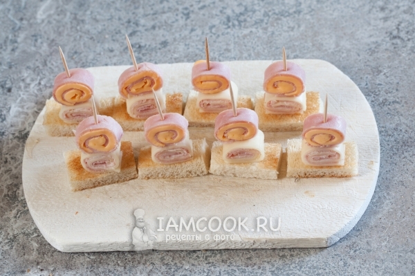 A recipe for tasty canapés with ham and cheese
