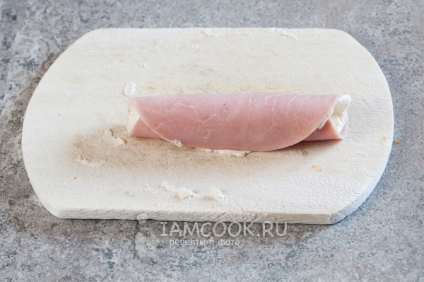 Collapse the ham in a roll