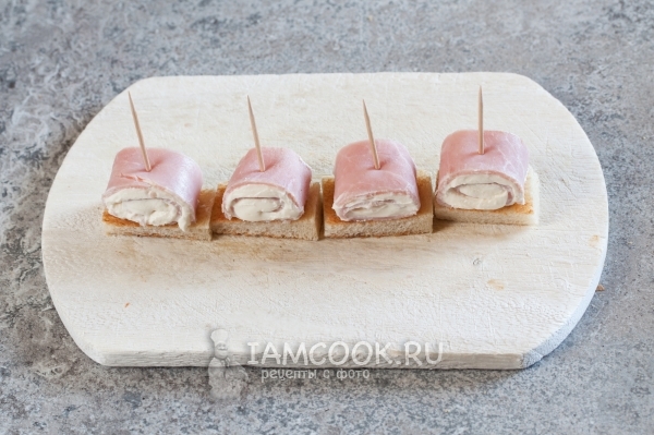 String bread and ham on toothpicks