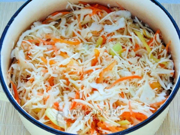 Ανακατέψτε τα λαχανικά με το σκόρδο σε μια κατσαρόλα