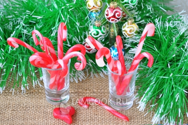 Photo of caramel canes by the New Year at home