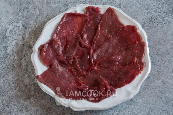 Lay on the plate slices of meat