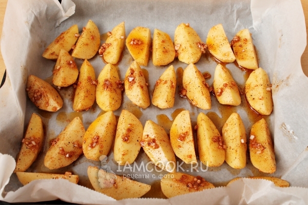 Stavite krumpir na lim za pečenje
