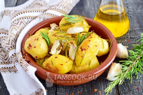 Рецепта за картофи, изпечени с розмарин и чесън във фурната