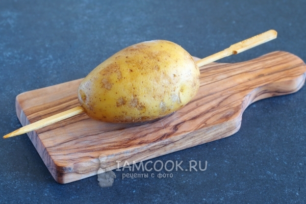 Πατάτες με σχοινιά σε ένα σουβλάκι