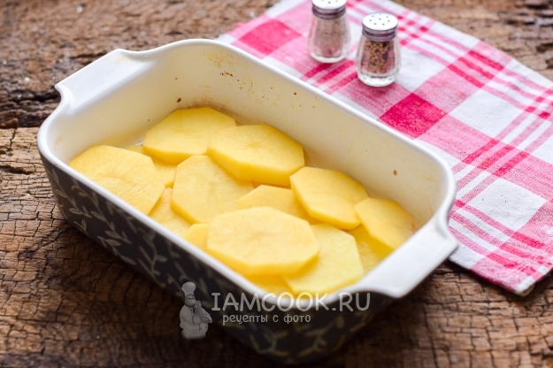 Lay out a layer of potatoes