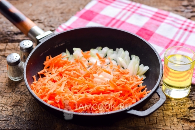 Fry the onions with carrots