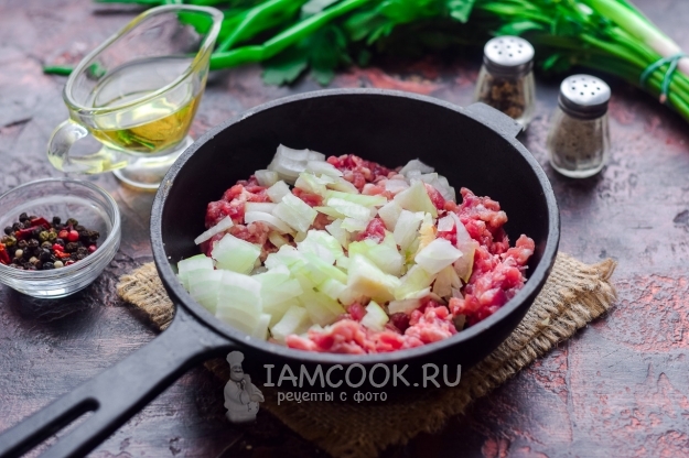 Fry minced meat with onion