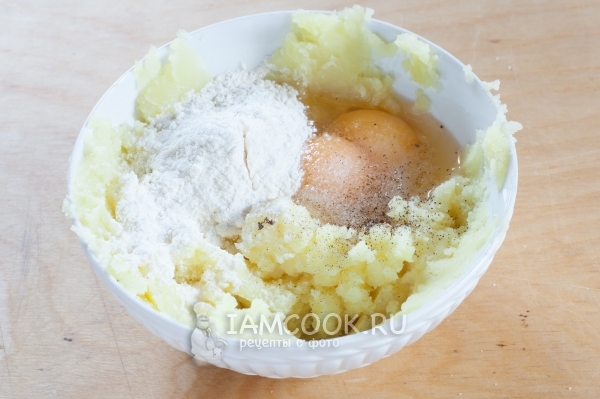 Προσθέστε αυγά, αλεύρι και καρυκεύματα
