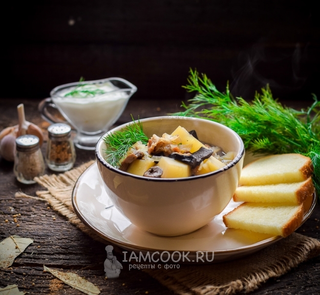土豆汤配培根和干蘑菇的食谱