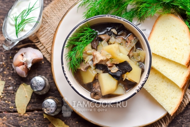 बेकन और सूखे मशरूम के साथ आलू के सूप का फोटो
