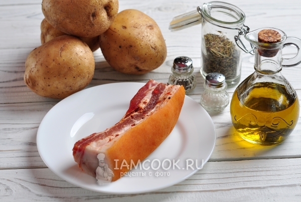 المكونات للبطاطا الأكورديون خبز مع لحم الخنزير المقدد والأعشاب العطرية