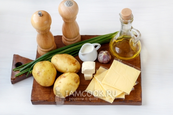 Ingredienser til kartoffelakkord med ost i ovnen