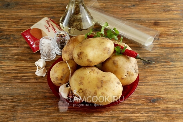 Ingredientes para papas en un estilo campestre en la manga en el horno