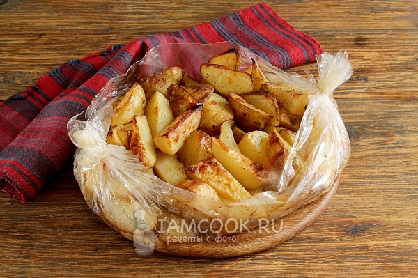 Foto de patatas en un campo en la manga en el horno