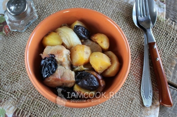 ओवन में prunes और मांस के साथ आलू का फोटो