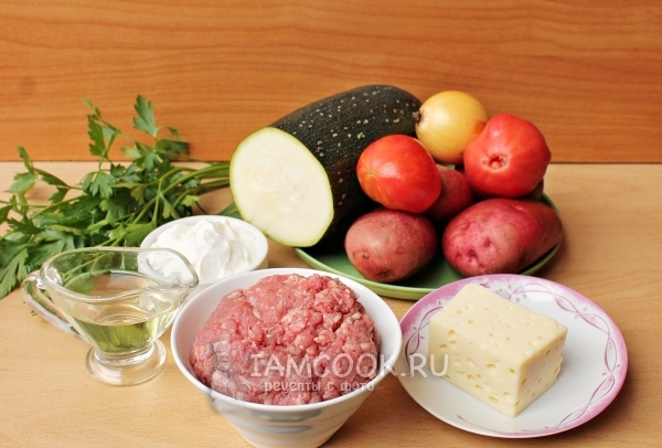 Zutaten für Kartoffeln mit Hackfleisch und Zucchini im Ofen
