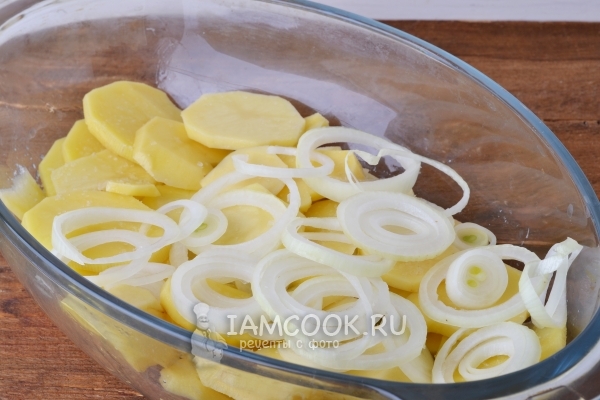 Položte cibuli a brambory do tvaru