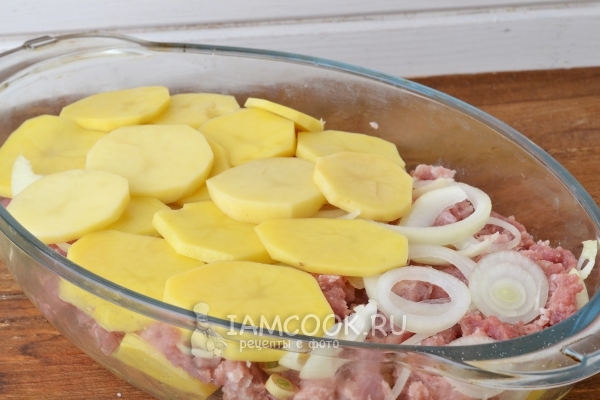 Položte vrstvu cibule a brambory