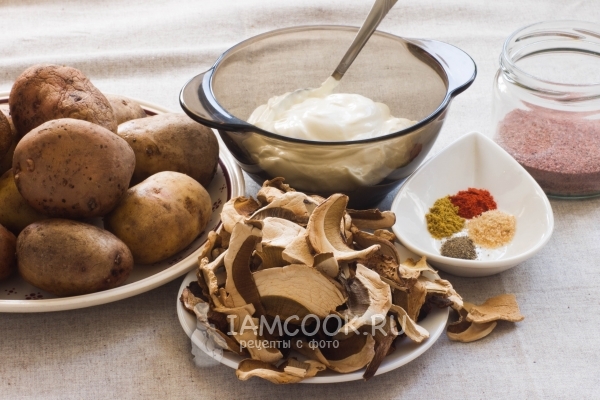 Ingredienser til kartofler med svampe i sur creme i ovnen