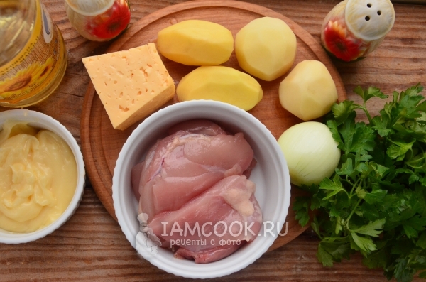 Složení brambor s kuřecím masem, sýrem a majonézou v troubě