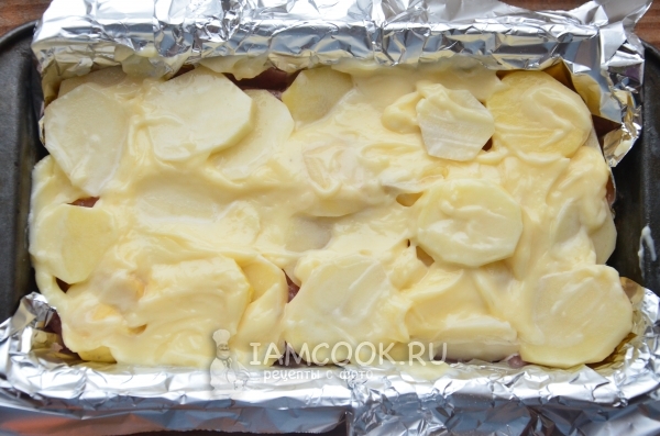 Omažte brambory s majonézou