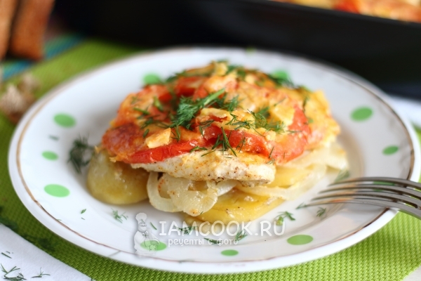 Рецепта за картофи с пилешко филе, домати и сирене във фурната