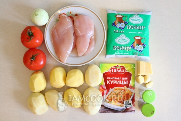 Съставки за готвене на картофи с пилешко филе и домати във фурната
