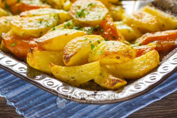 Foto von Kartoffeln mit Mayonnaise und Karotten im Ofen