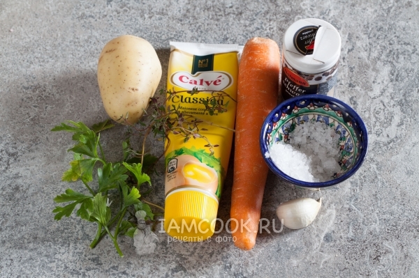 Ingredientes para papas con mayonesa y zanahorias en el horno
