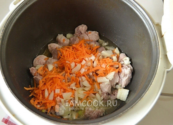 Поставете лука и морковите на месо