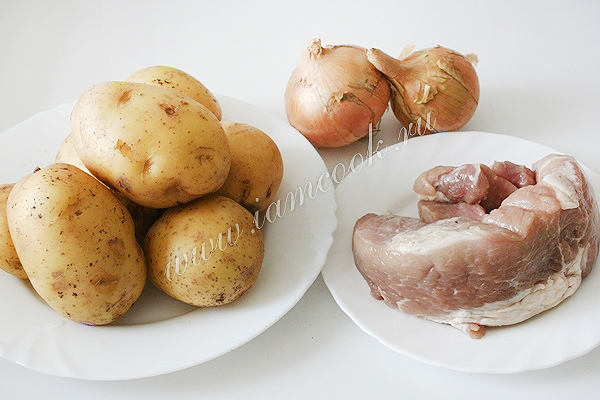 Συστατικά για την κατάσβεση πατάτας με κρέας σε ένα πολυμεταβλητό