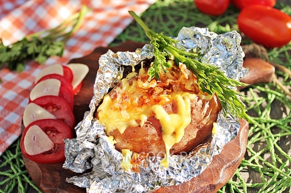 A recipe for potatoes with cheese in foil in the oven