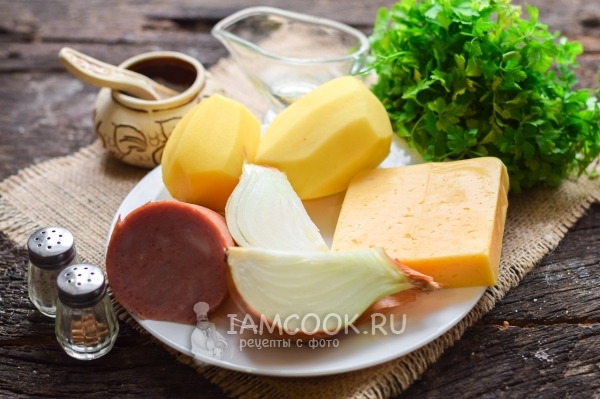 Ingredienser til kartofler med skinke og ost i ovnen