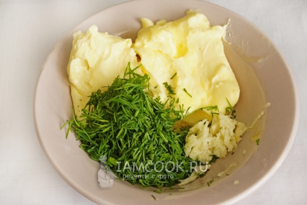 Campur mentega, bawang putih dan dill