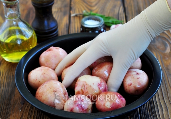 Schmiere die Kartoffeln mit kleinen