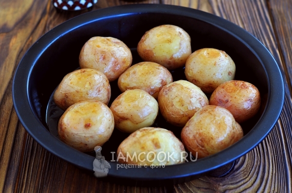 Ofenkartoffeln in einer Jacke im Ofen