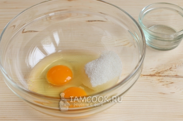 Connect the eggs with sugar
