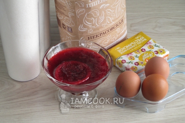 Ingredienser til kage med jordbær syltetøj