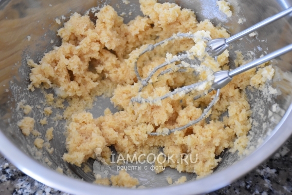 Batir la mantequilla con azúcar