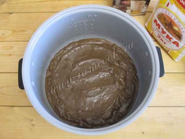 בצק של עוגת שוקולד בקערה של multivark