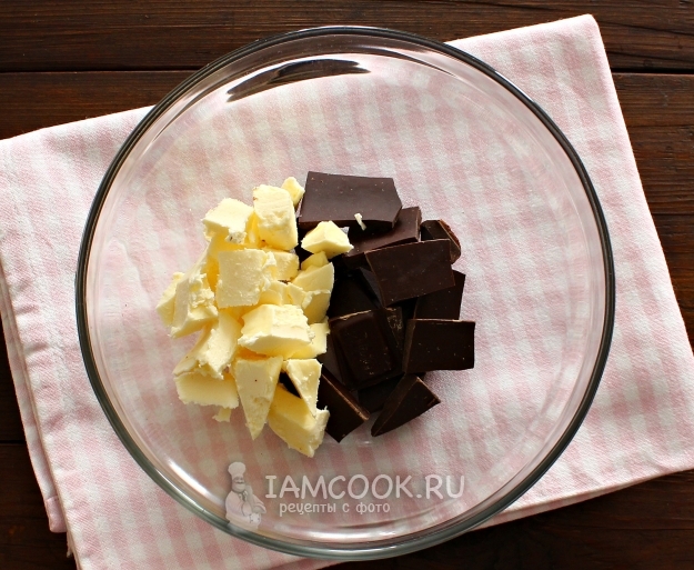 מערבבים חמאה עם שוקולד